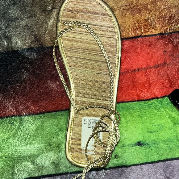 #314–Size 8 ladies sandals with gold straps lace up around leg. Brand ? - Picture 7 of 8